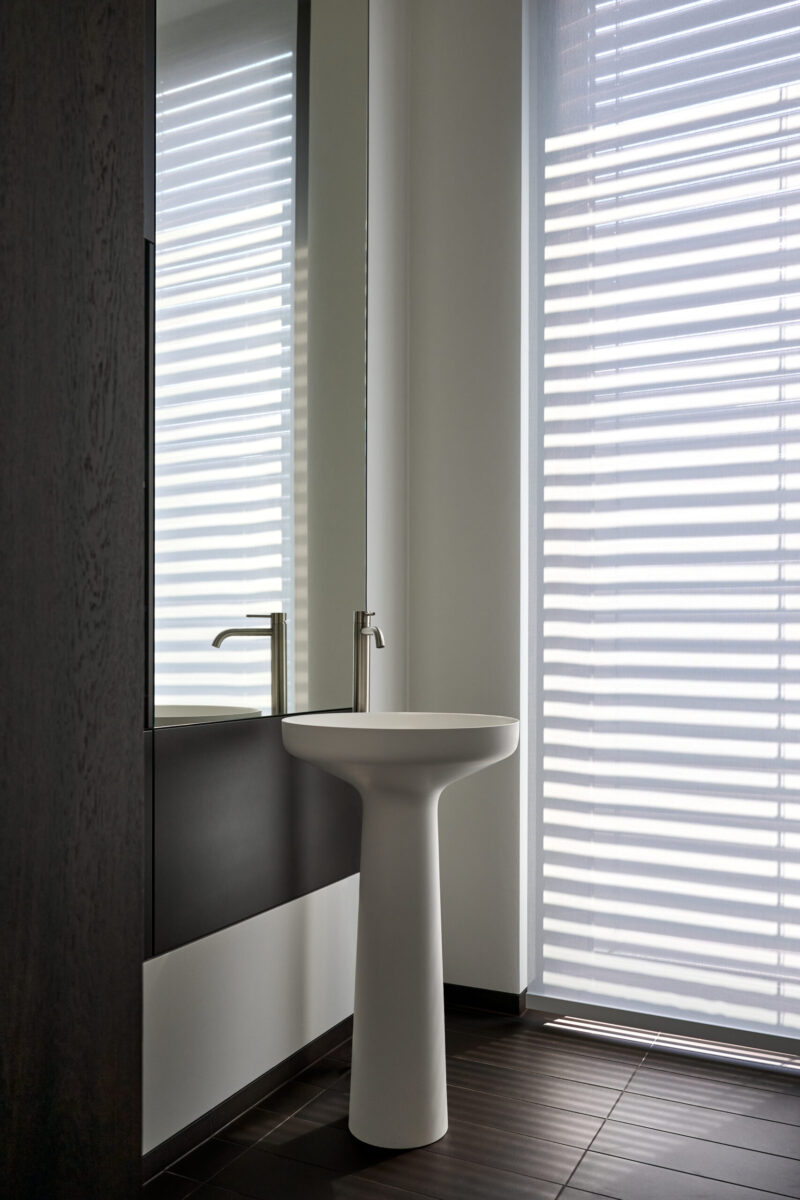 Architektur- und Interieurfotografie Düsseldorf MH Project Interieur, formschönes Standwaschbecken im Gäste-WC
