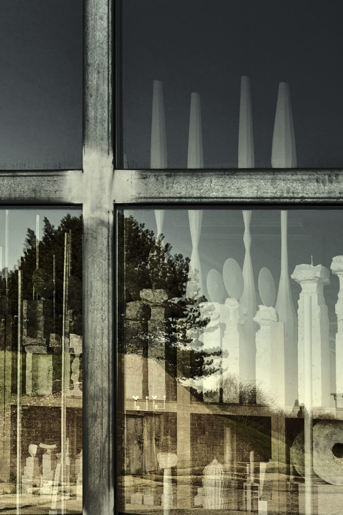 Glas-Eisenkonstruktion mit Blick in ein Künstleratelier und Spiegelungen, Hochformat