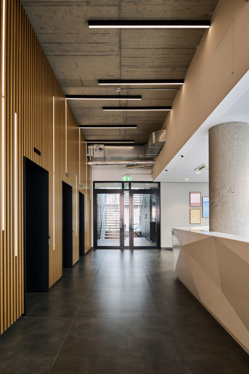 Architektur- und Interieurfotografie Düsseldorf Auxmoney, Eingangshalle mit Durchgang zum Treppenhaus