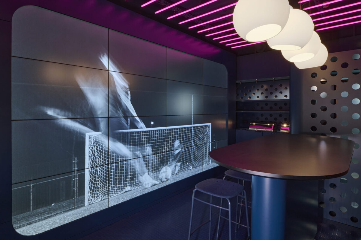 Architektur- und Interieurfotografie Düsseldorf Interieur und Farbkonzept der NEW Loge, seitlicher Blick in die Loge in Richtung Wand mit Displays