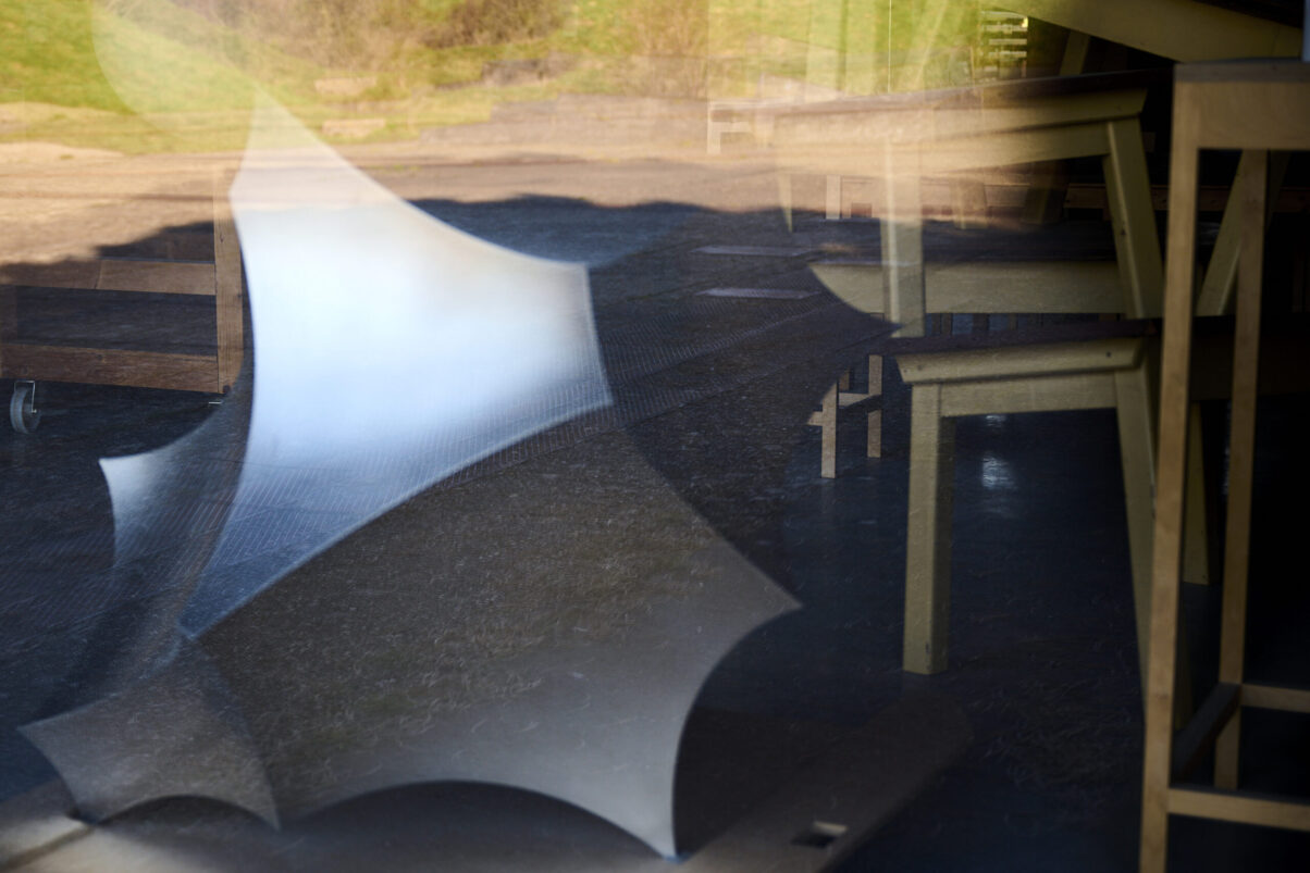 Blick in ein Künstleratelier mit Spiegelungen, Querformat