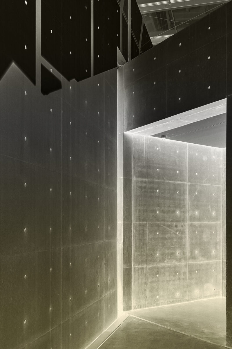 abstrakt wirkender Durchgang, Lichtspiel, Betonwände, Solarisationseffekt (digital)