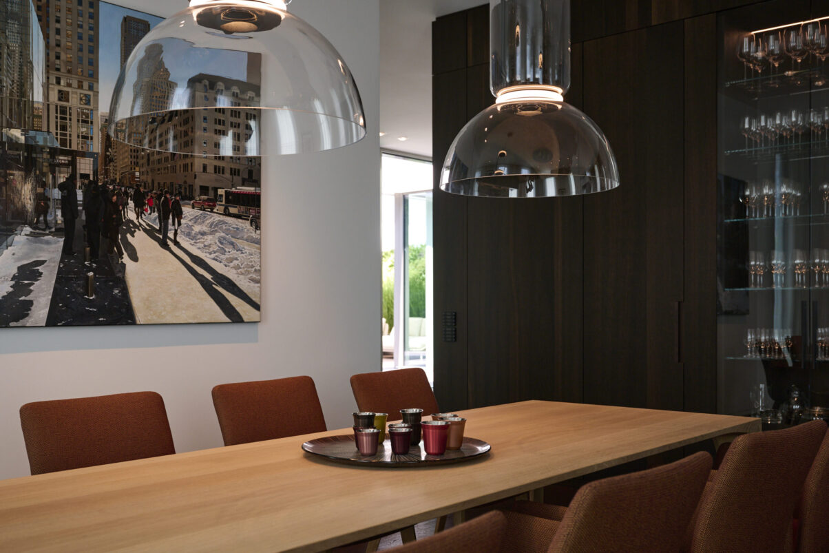 Architektur- und Interieurfotografie Düsseldorf MH Project Interieur, Essbereich mit Durchsicht zum Wohnbereich und Anschnitt gläserner Vitrinenschrankeinbau
