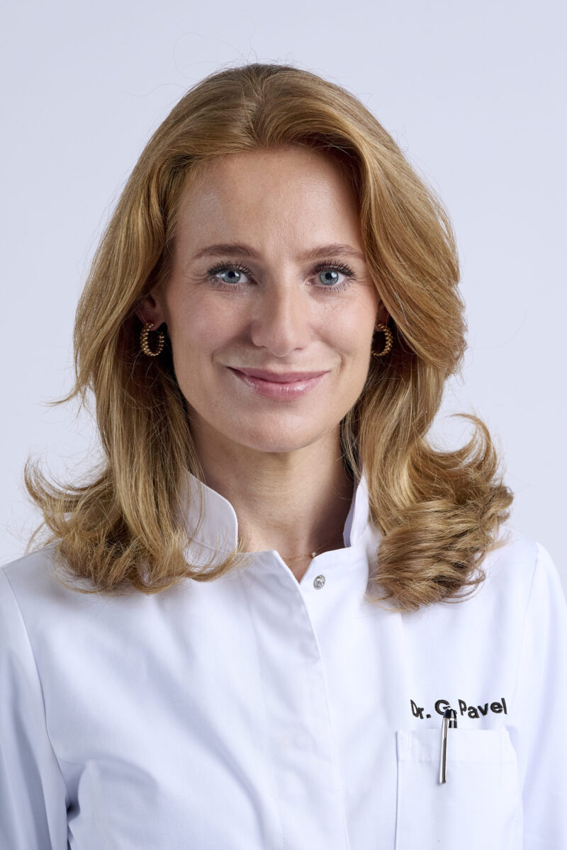 Peoplefotografie Düsseldorf, Business Porträts Düsseldorf Klassisches Businessporträt einer rothaarigen jungen Ärztin vor hellem Hintergrund