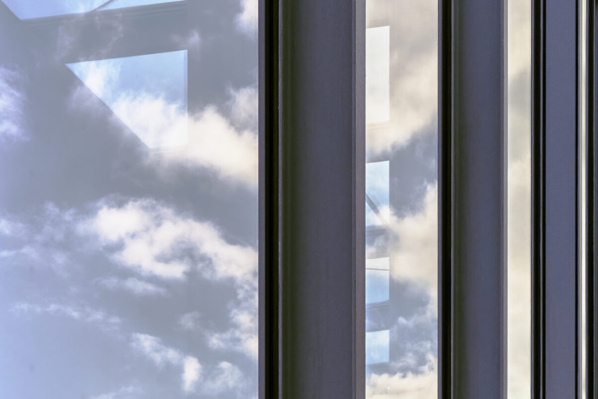 Glas-Eisenkonstruktion mit Wolken-Spiegelungen, Querformat