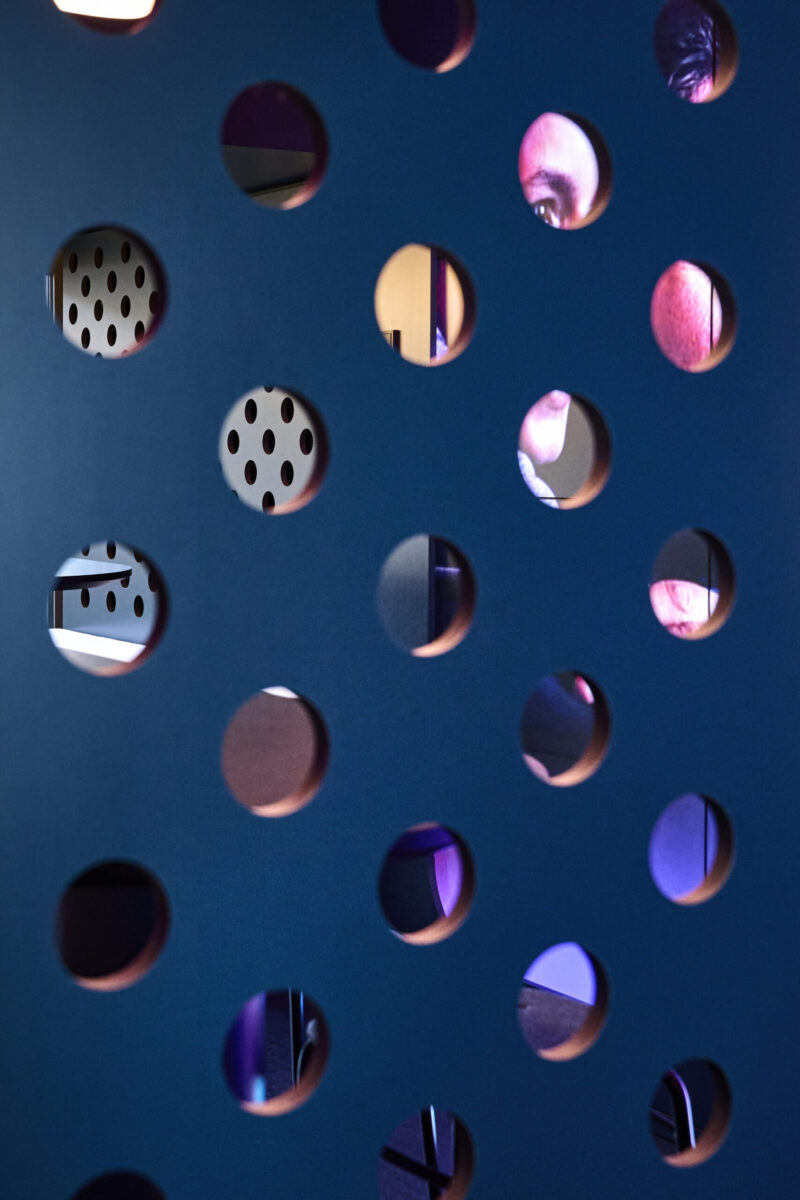 Architektur- und Interieurfotografie Düsseldorf Interieur und Farbkonzept der NEW Loge, Wand mit ausgefrästen runden Öffnungen