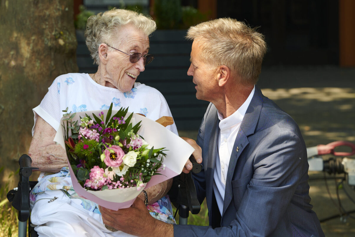 Eventfotografie Düsseldorf Sonnenrad Festival 2023 - Blumenübergabe von Bürgermeister Josef Hinkel an eine 100-jährige Dame