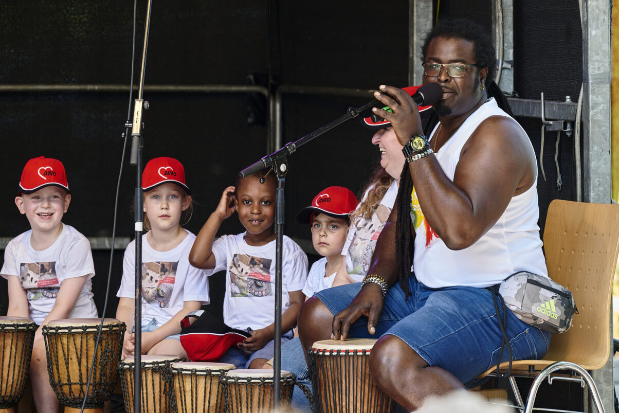 Eventfotografie Düsseldorf Sonnenrad Festival 2023 - afrikanische Trommelperformance mit Lehrer und Kindern