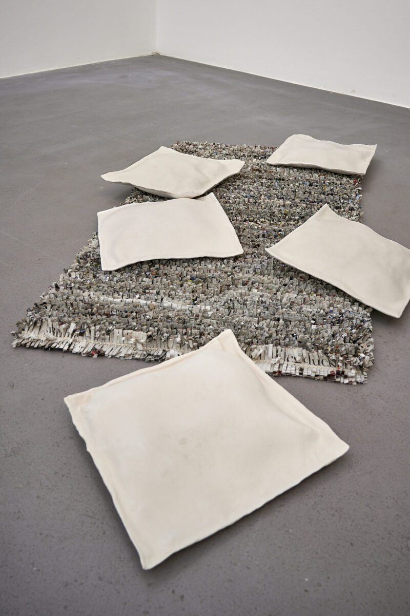 Eventfotografie Düsseldorf Ausstellung "72 Stunden - ein Zeitraum" von Corinna Bernshaus - Installation Teppich, geknüpft aus Zeitungsschnipseln, und fünf Porzellankissen