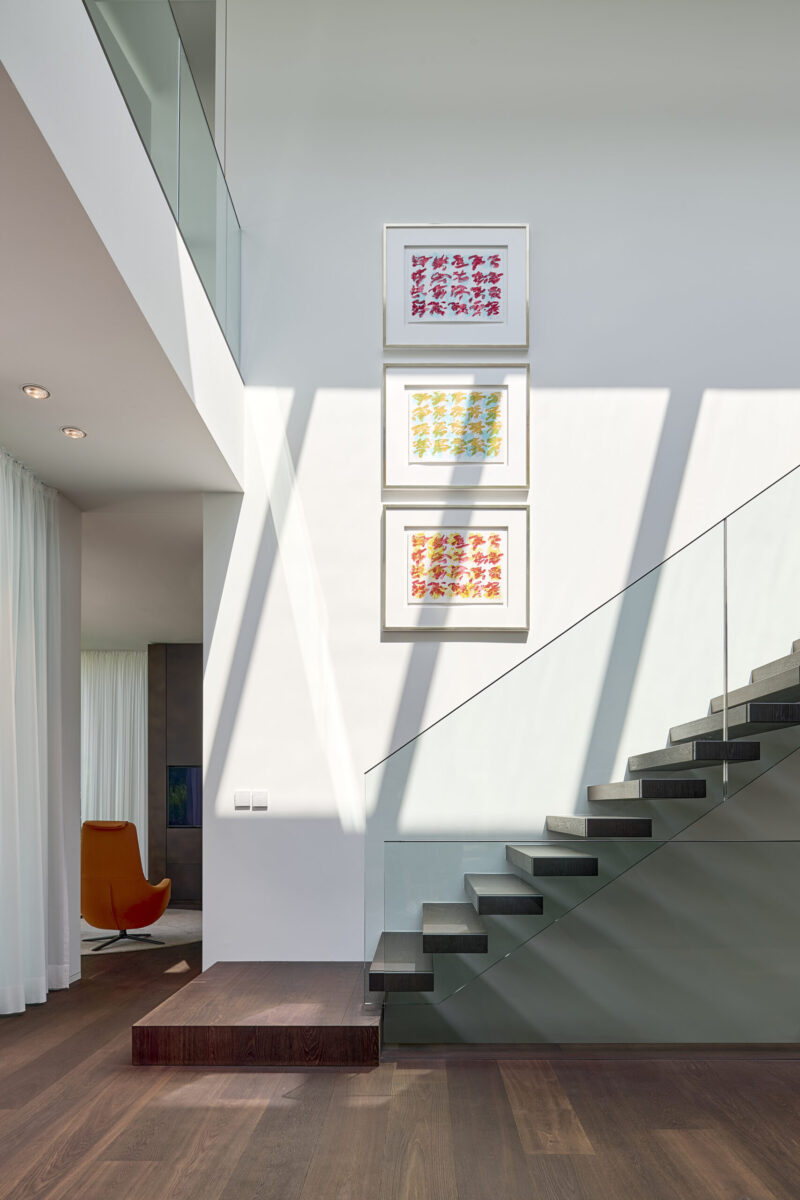 Architektur- und Interieurfotografie Düsseldorf MH Project Interieur, Aufgang mit gläsernem Geländer, Licht und Schattenspiel