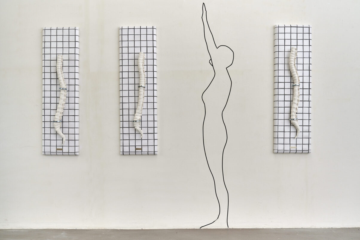 Eventfotografie Düsseldorf Ausstellung "72 Stunden - ein Zeitraum" von Corinna Bernshaus - Wandinstallation Porzellanrückgrate dreier Lebewesen aus Porzellan dazwischen Outline eines Menschen, alles in Lebensgröße oder größer