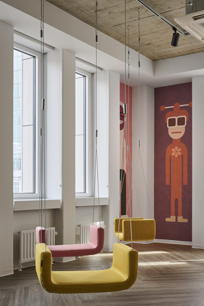 Architektur- und Interieurfotografie Düsseldorf Auxmoney, Mitarbeitertreffpunkt, Ecke mit bunten Wandmotiven und bunten Schaukelsitzen