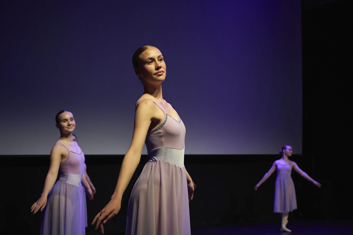 Eventfotografie Düsseldorf Ballettaufführung, klassische Choreographie, 3 Tänzerinnen auf Spitzen posierend in zarten, fliederfarbenen Kleidern