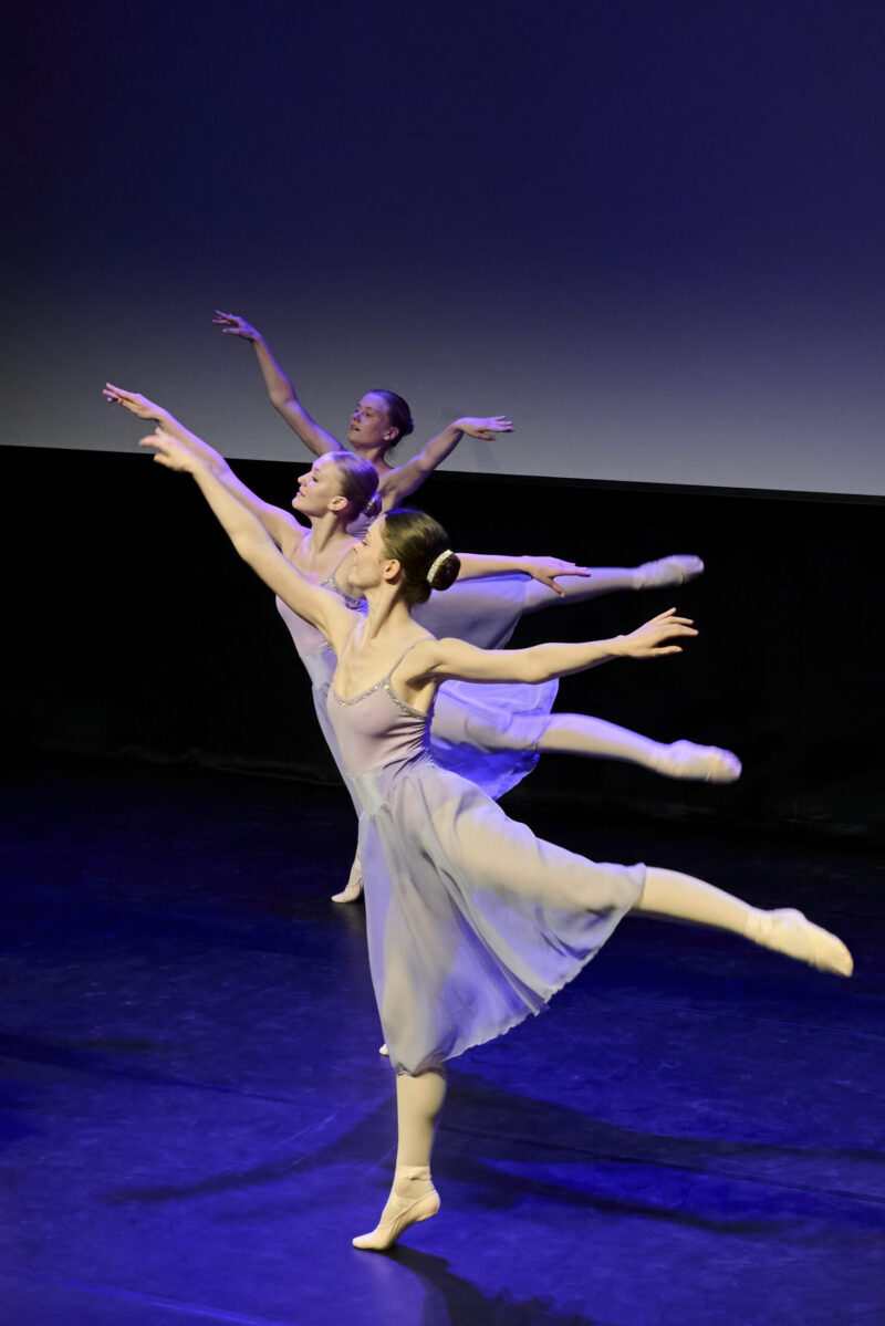 Eventfotografie Düsseldorf Ballettaufführung, klassische Choreographie, 3 Tänzerinnen auf Spitzen posierend in zarten, fliederfarbenen Kleidern