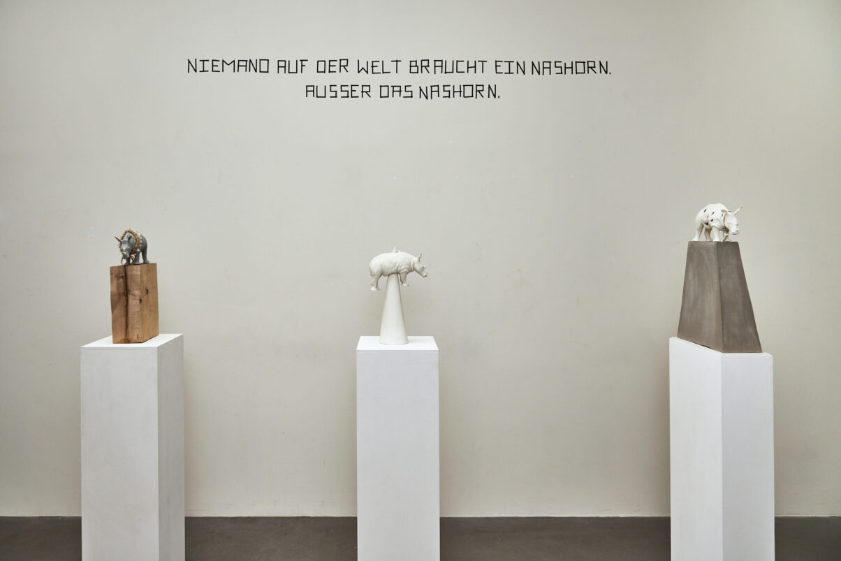 Eventfotografie Düsseldorf Ausstellung "72 Stunden - ein Zeitraum" von Corinna Bernshaus - 3 Skulpturen, unterschiedliche Nashörner auf Untergrund und weißer Säule