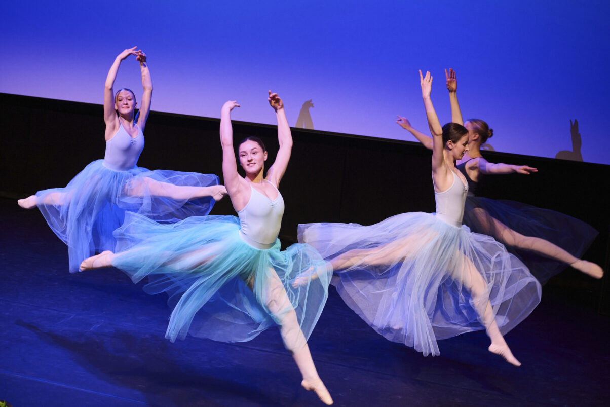 Eventfotografie Düsseldorf Ballettaufführung, klassische Choreographie, Tänzerinnen im Sprung in langen Tüllröcken, blau und türkis