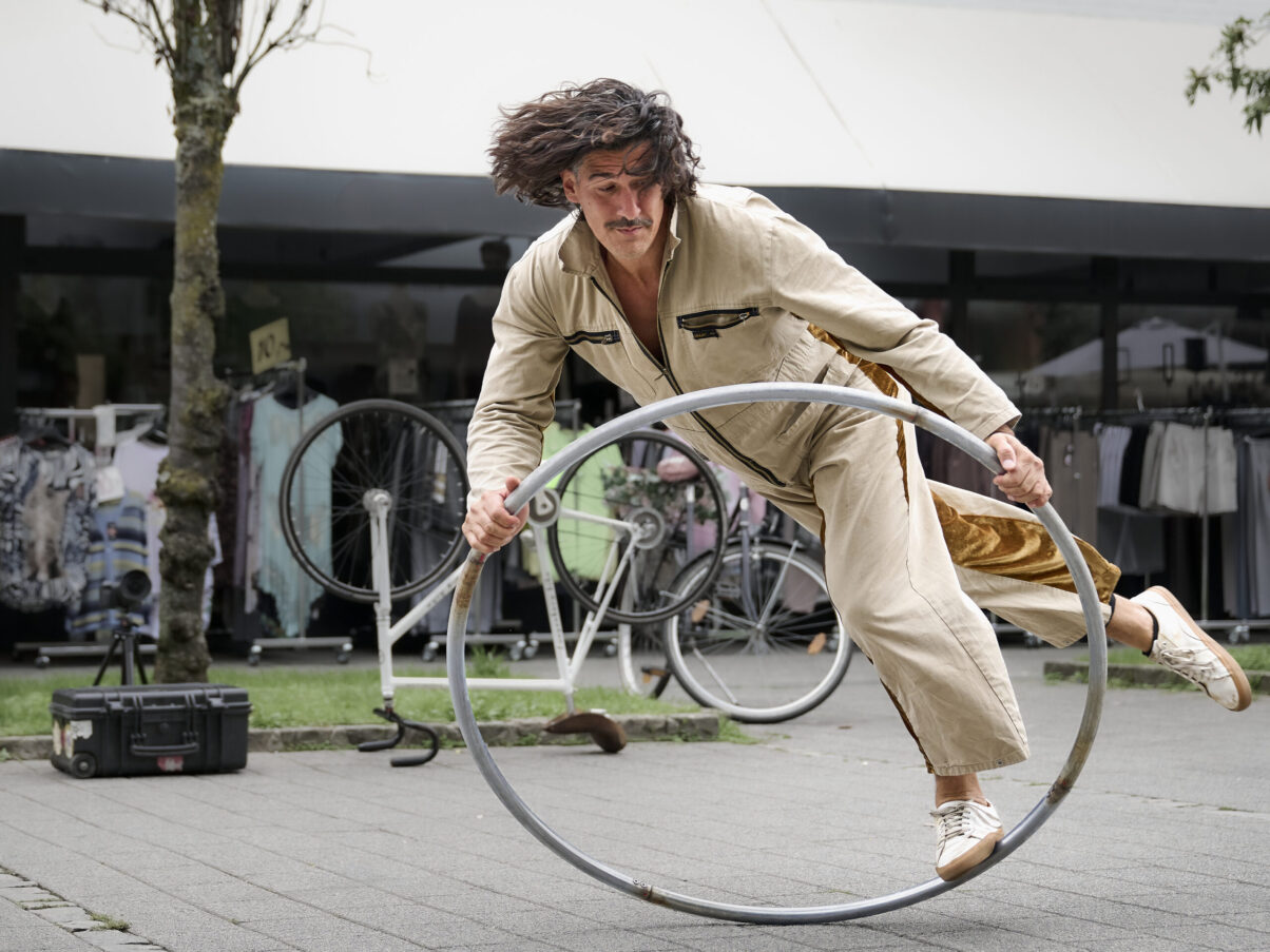 Pop up Artistik Festival, Artist bei seiner Nummer mit dem Reifen