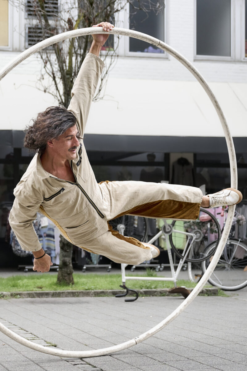Pop up Artistik Festival, Artist bei seiner Nummer im Reifen
