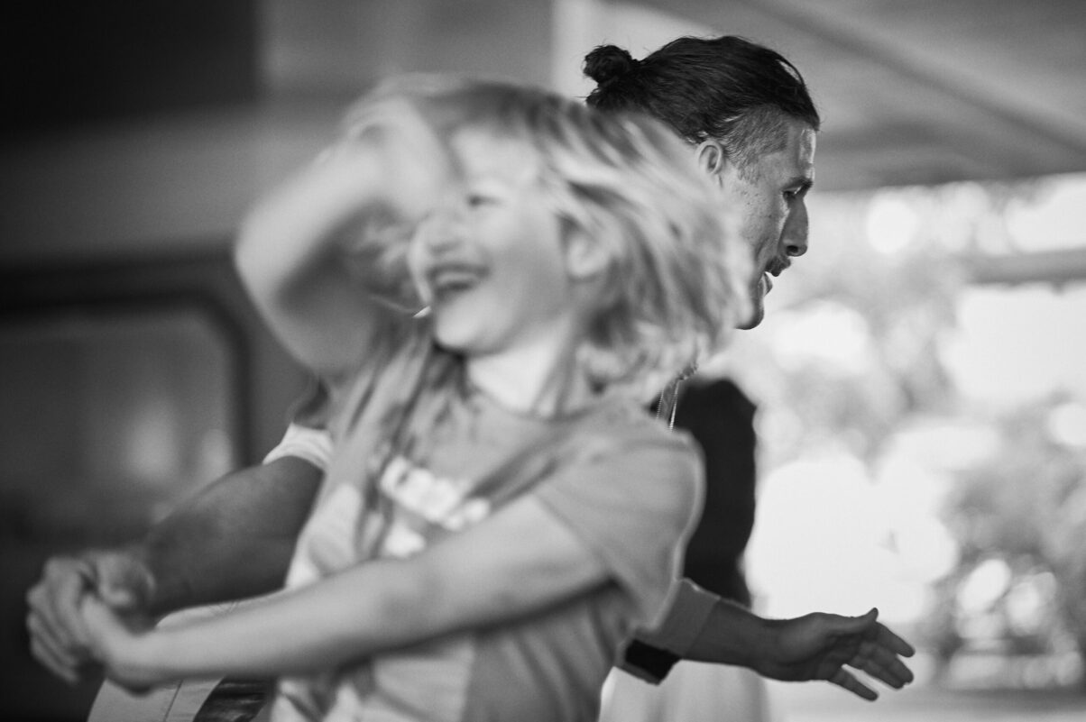 Pop up Artistik Festival, Artist, ein Kind herumwirbelnd, Foto in sw