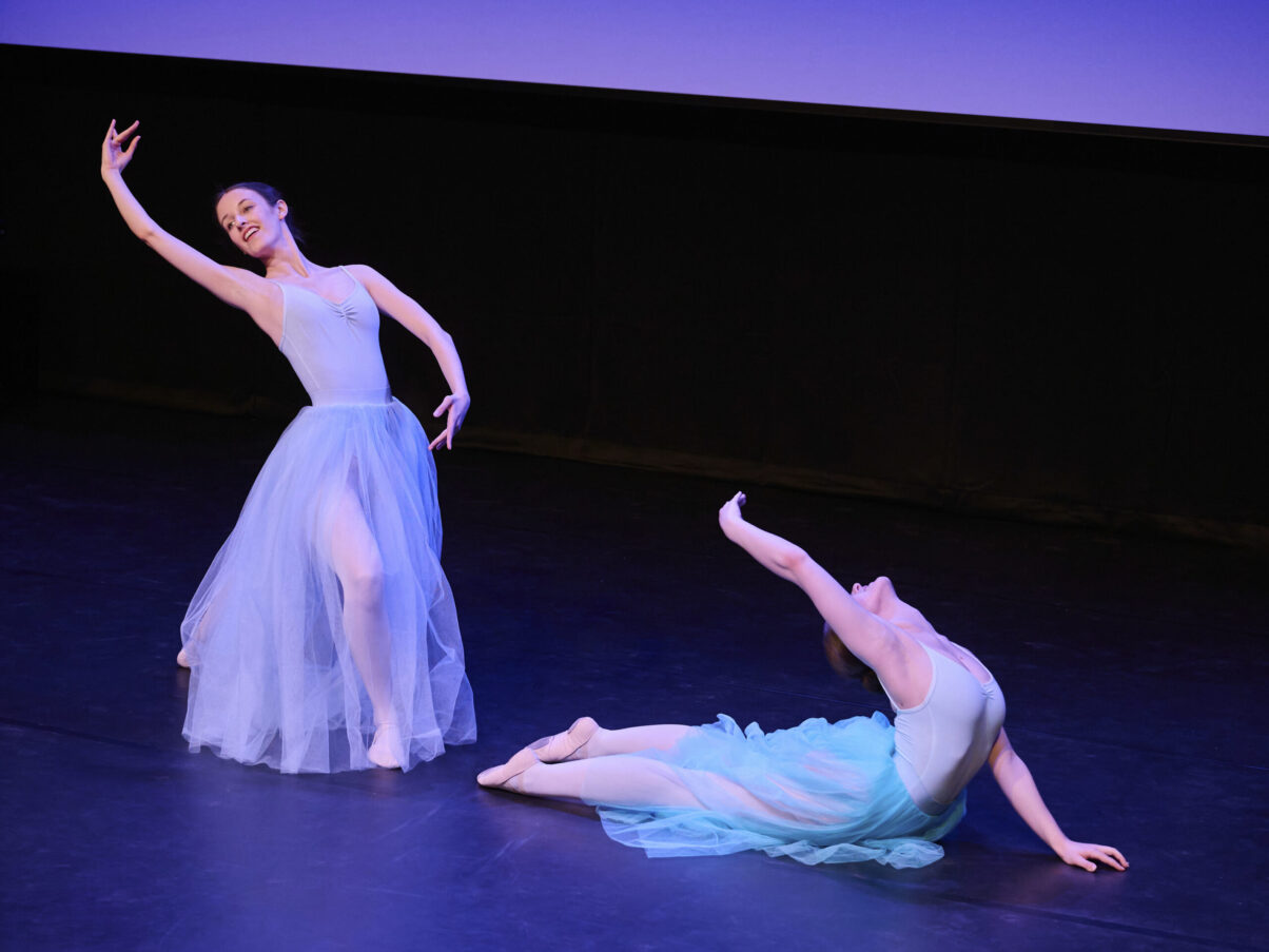 Eventfotografie Düsseldorf Ballettaufführung, klassische Choreographie, 2 Tänzerinnen posierend in langen Tüllröcken,hellblau und türkis