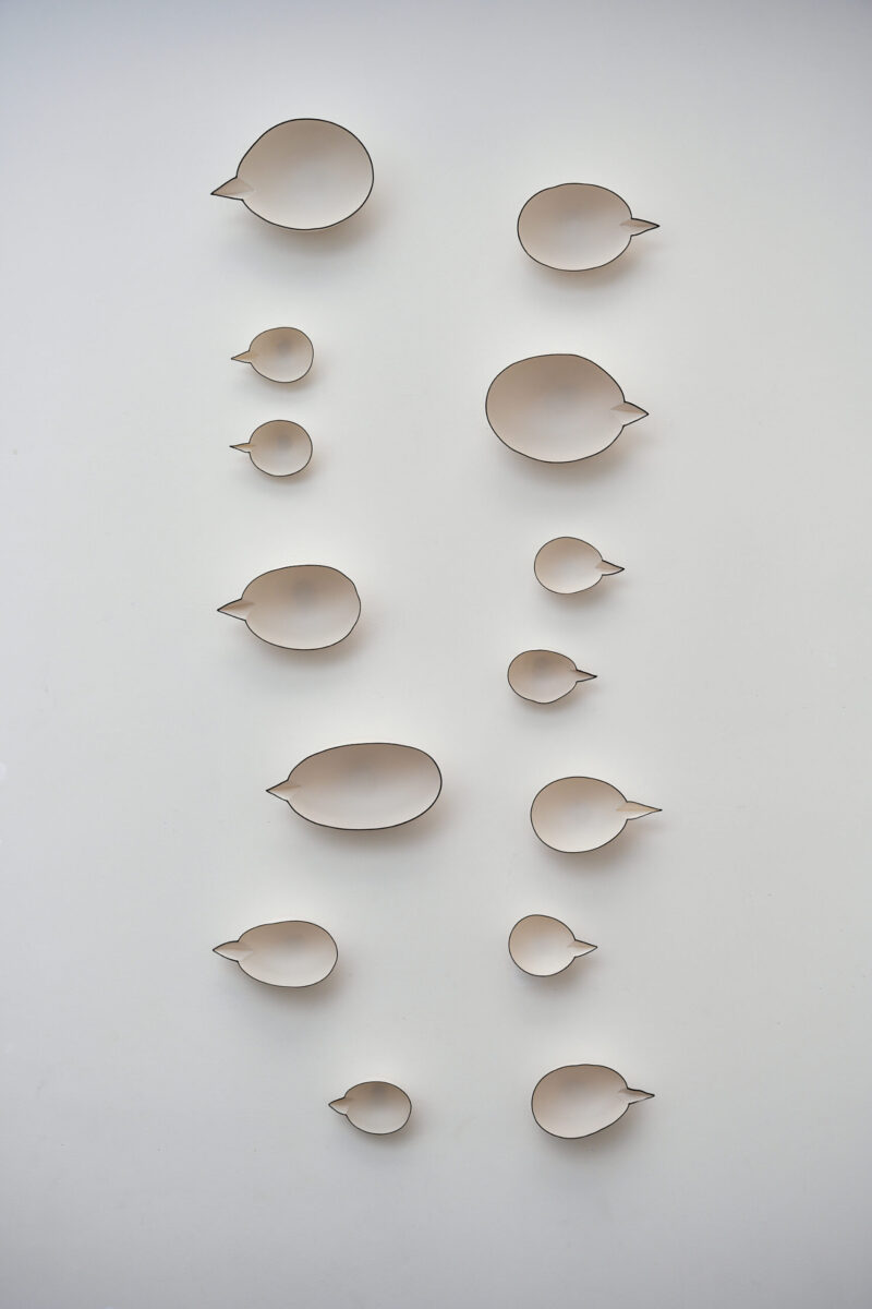 Eventfotografie Düsseldorf Ausstellung "72 Stunden - ein Zeitraum" von Corinna Bernshaus - Wandskulptur bestehend aus 14 weißen Porzellan-Sprechblasen mit jeweils schwarzer Outline