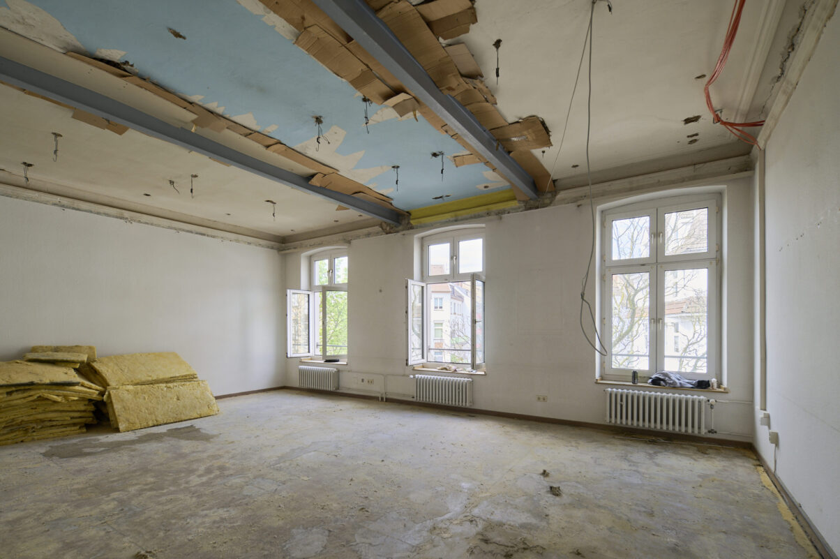Architektur- und Interieurfotografie Düsseldorf SKFM Sanierung Altbau, Raum in Sanierungsphase mit Schaumstoffdämmmaterial und offengelegter Decke