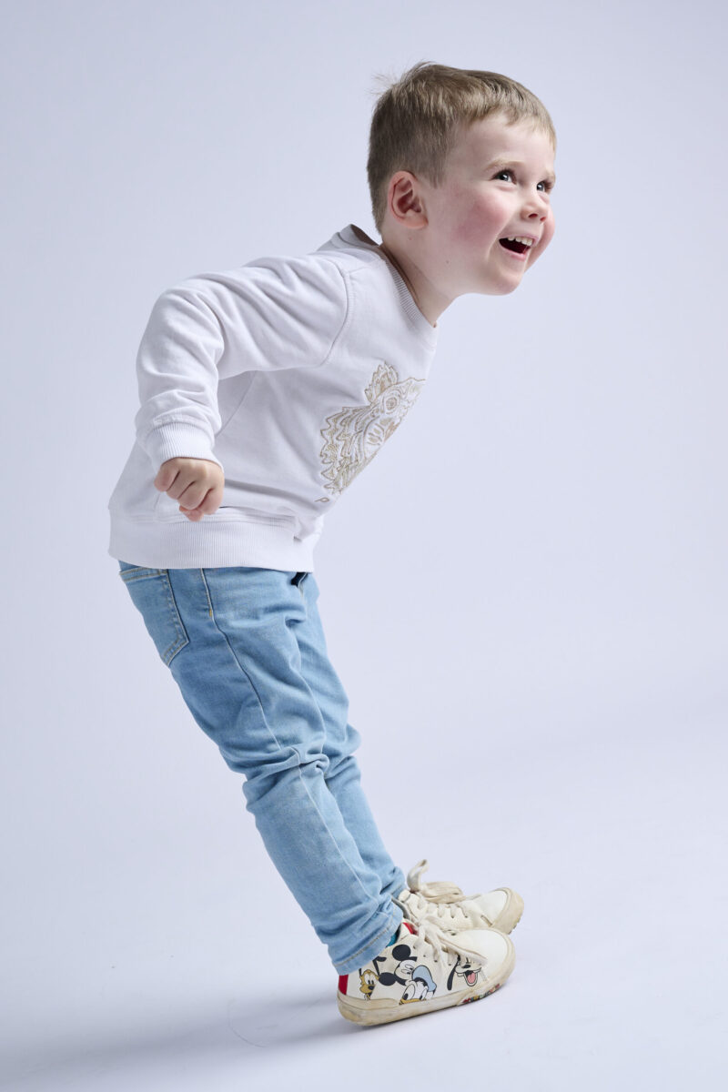 Kindershooting, Lachender kleiner blonder Junge