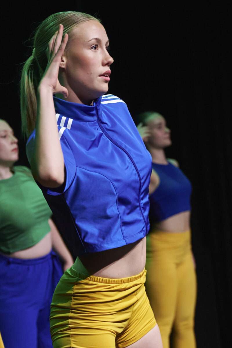 Eventfotografie Düsseldorf Ballettaufführung, sehr moderne funkige Choreographie, moderne knalligfarbene, unterschiedliche sportliche Outfits