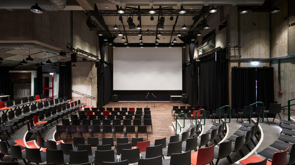 Architektur- und Interieurfotografie Düsseldorf Kulturhaus Süd, großer Festsaal mit Blick zur Bühne