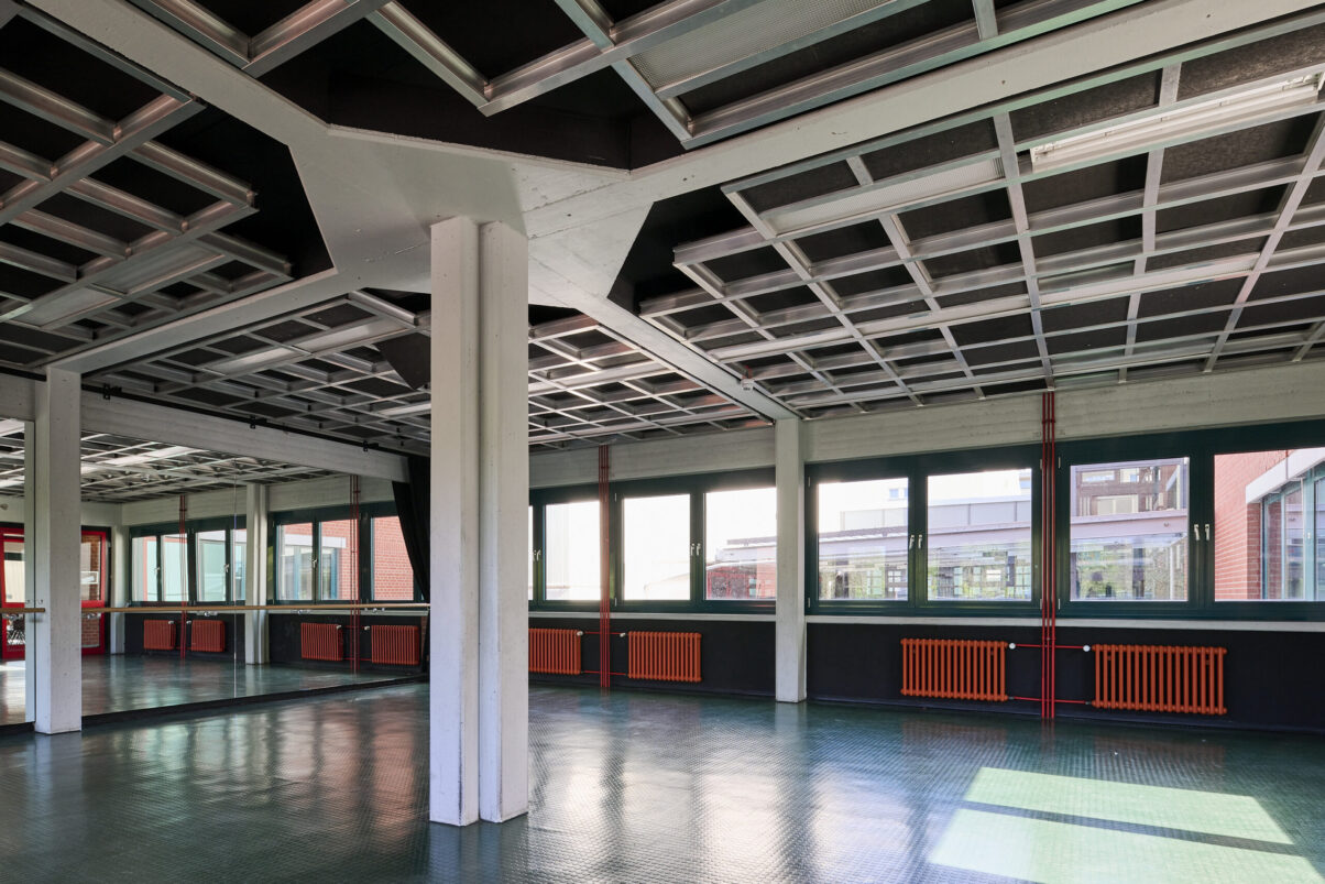 Architektur- und Interieurfotografie Düsseldorf Kulturhaus Süd, großer Seminarraum Bewegung mit Ballettstange und Spiegel, orange Heizkörper