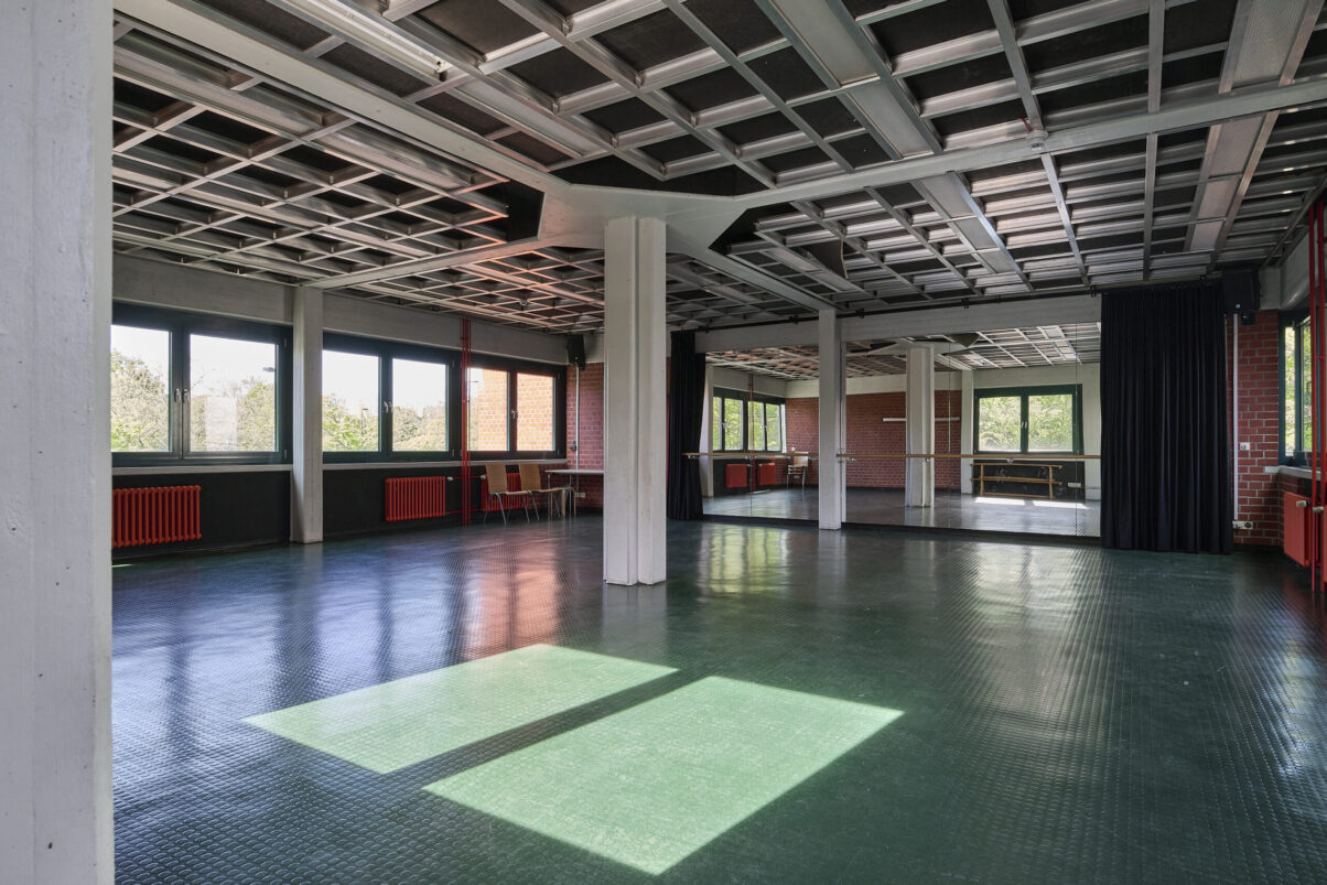 Architektur- und Interieurfotografie Düsseldorf Kulturhaus Süd, großer Seminarraum Bewegung mit Ballettstange und Spiegel, orange Heizkörper