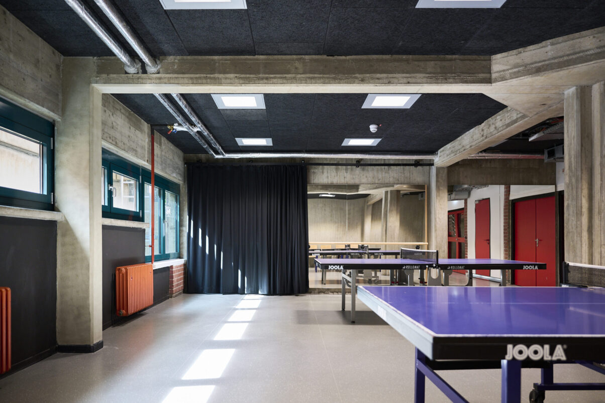 Architektur- und Interieurfotografie Düsseldorf Kulturhaus Süd, Tischtennisraum und Ballettstange mit Spiegel