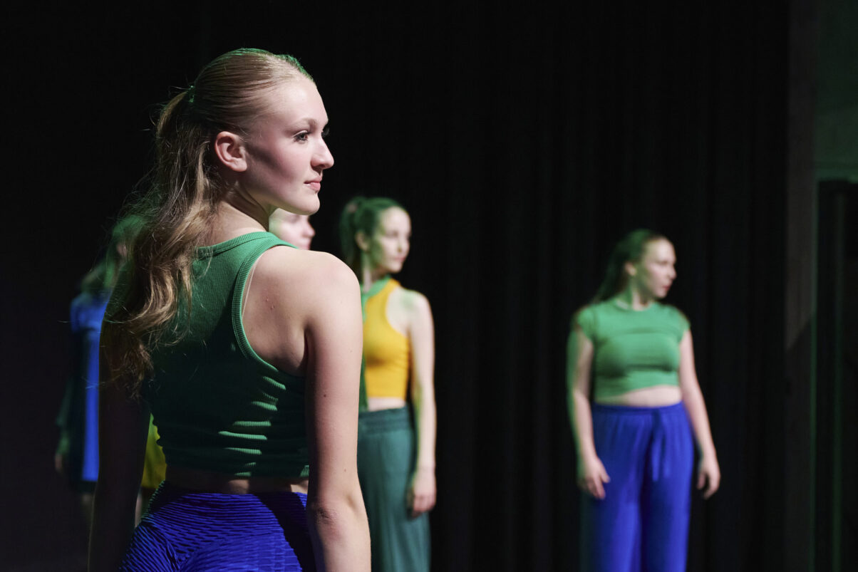 Eventfotografie Düsseldorf Ballettaufführung, sehr moderne funkige Choreographie, moderne knalligfarbene, unterschiedliche sportliche Outfits