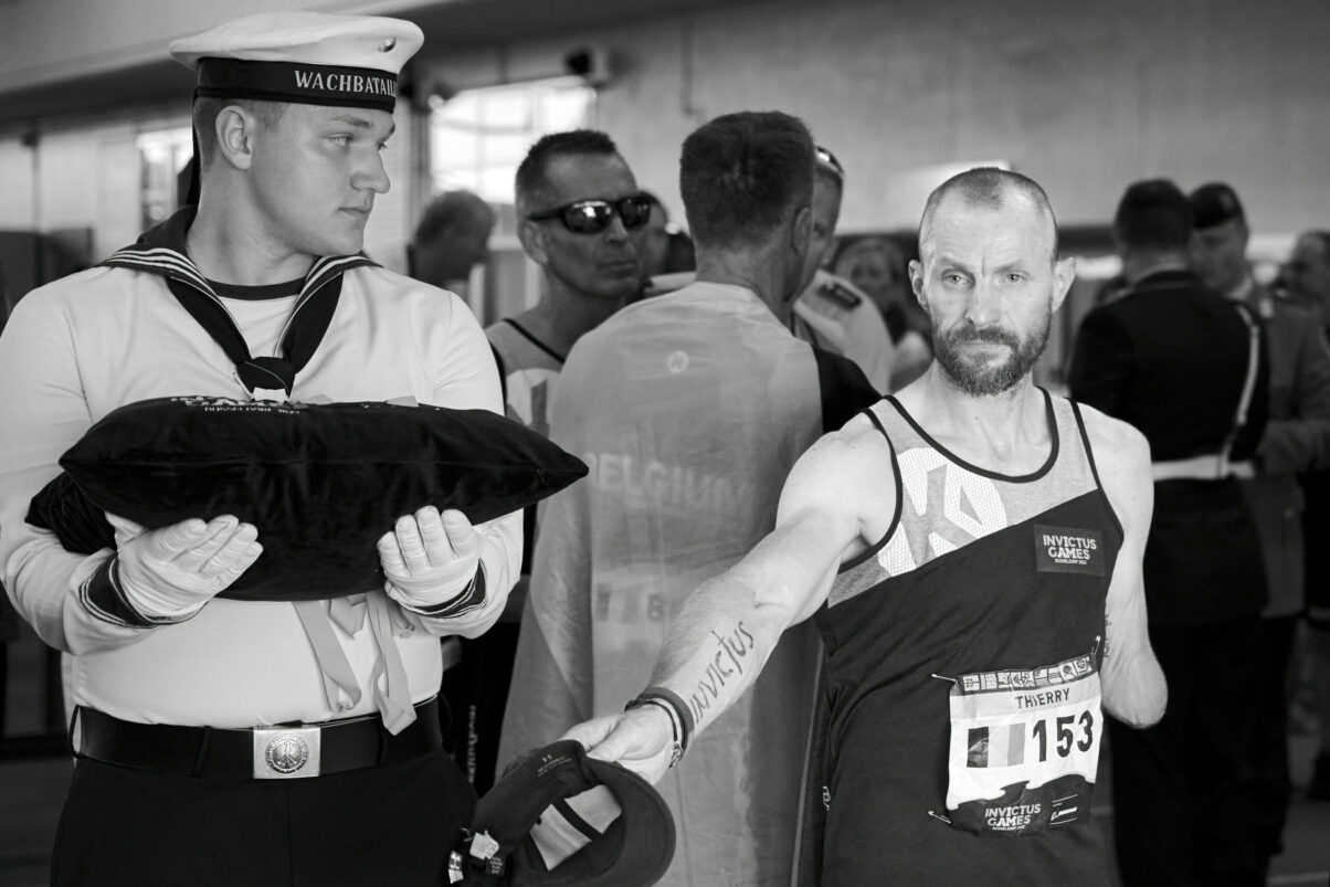 Ausstellung Spirit of Invictus Games Düsseldorf 2023 gehandicapter Sportler und ein Soldat des Wachbataillons vor der Medaillenvergabe