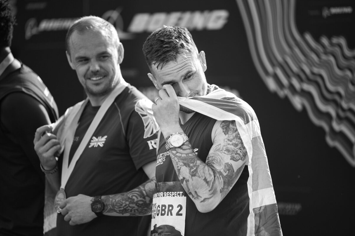 Ausstellung Spirit of Invictus Games Düsseldorf 2023 gerührte Sportler nach der Medaillenvergabe