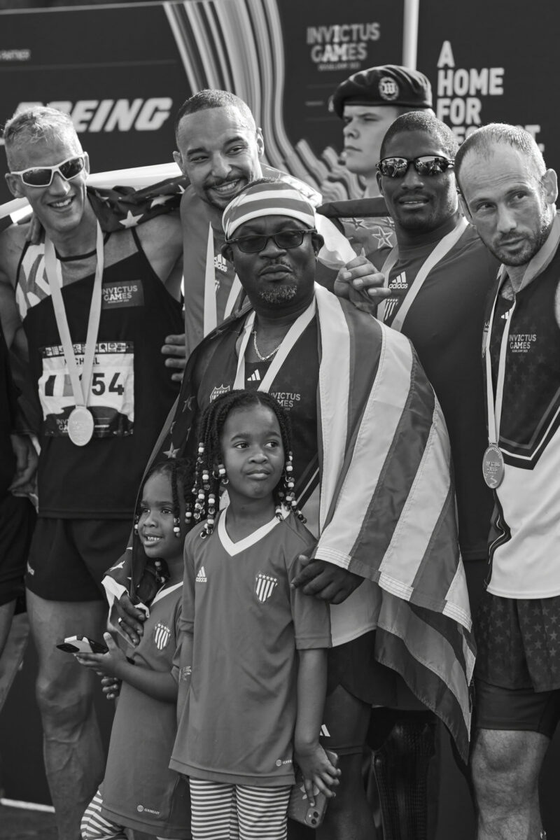 Ausstellung Spirit of Invictus Games Düsseldorf 2023 Sportler der amerikanischen Mannschaft mit Kindern nach der Medaillenvergabe