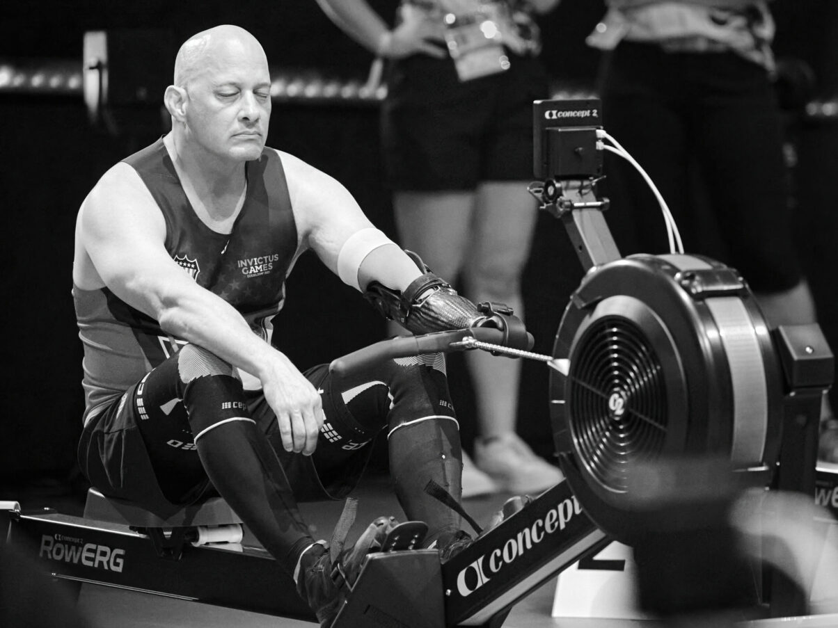 Ausstellung Spirit of Invictus Games Düsseldorf 2023 gehandicapter Indoor-Ruderer in der Konzentrationsphase