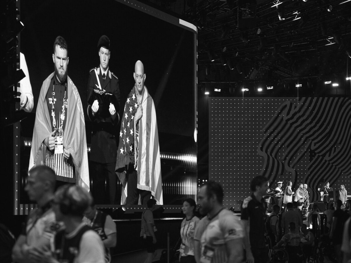 Ausstellung Spirit of Invictus Games Düsseldorf 2023 großer Bildschirm auf Bühne mit Siegerehrung
