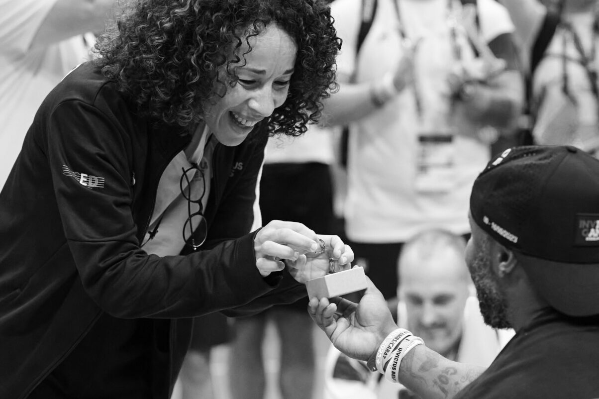 Ausstellung Spirit of Invictus Games Düsseldorf 2023 Hochzeitsantrag in der Arena, er kniet vor ihr, Anschnitt