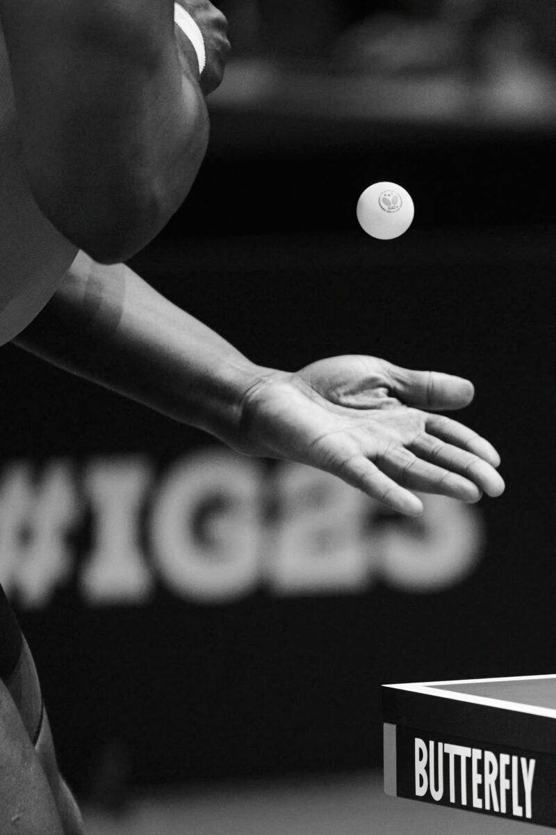 Ausstellung Spirit of Invictus Games Düsseldorf 2023 Hand, die einen Tischtennisball zur Angabe hochwirft