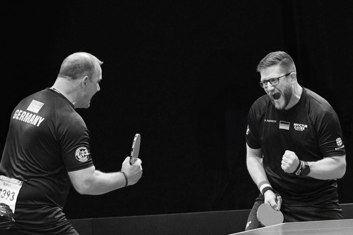 Ausstellung Spirit of Invictus Games Düsseldorf 2023 Tischtennisspieler-Doppel, sich anfeuernd