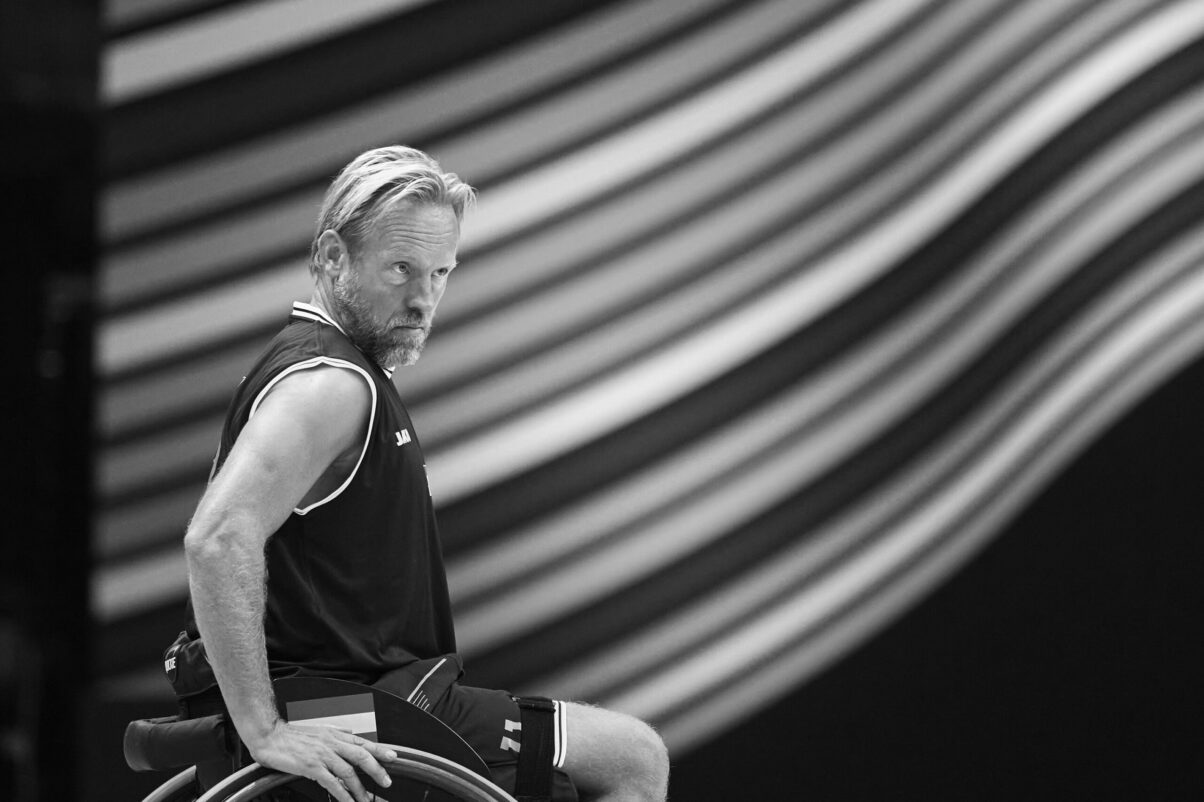 Ausstellung Spirit of Invictus Games Düsseldorf 2023 Basketballspieler im Rollstuhl, nachdenklich
