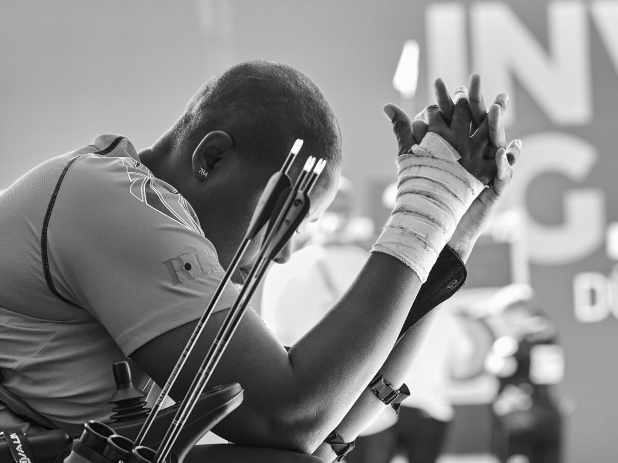Ausstellung Spirit of Invictus Games Düsseldorf 2023 Bogenschützin im Anschnitt, nachdenklich