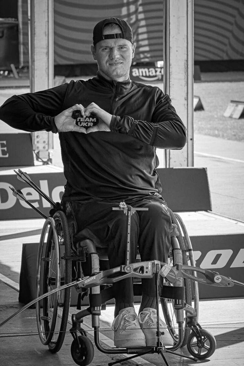 Ausstellung Spirit of Invictus Games Düsseldorf 2023 Sportler im Rollstuhl formt Herz mit den Händen