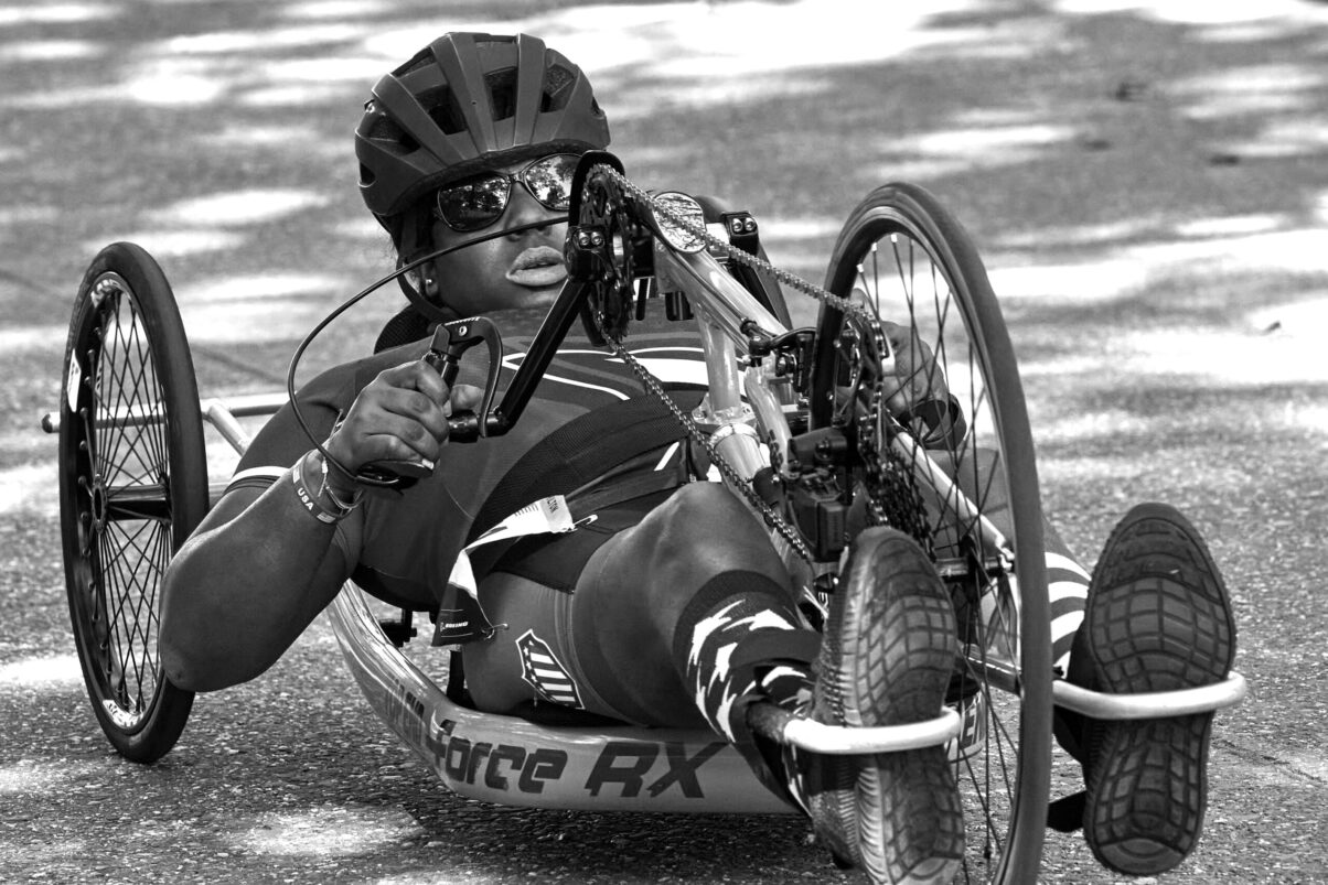 Ausstellung Spirit of Invictus Games Düsseldorf 2023 gehandicapte Sportlerin beim Liegerad-Rennen