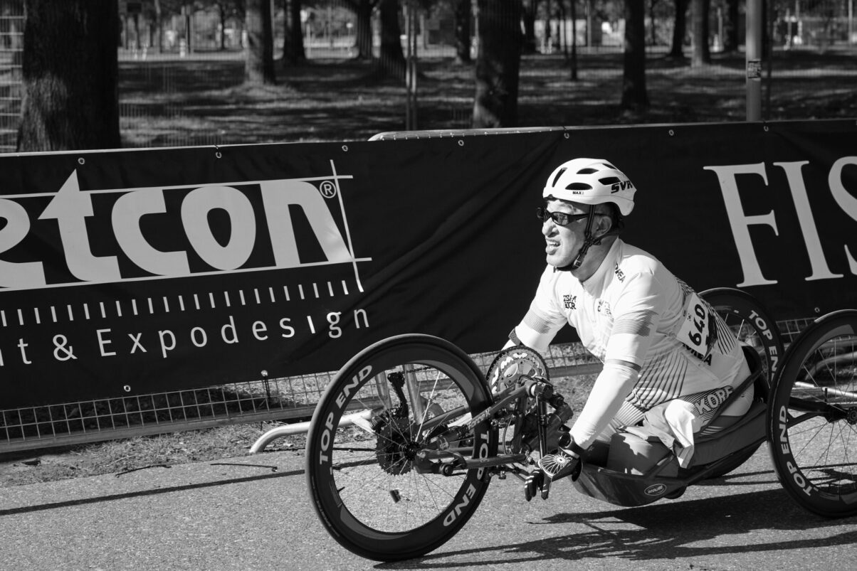 Ausstellung Spirit of Invictus Games Düsseldorf 2023 gehandicapter Sportler beim Liegerad-Rennen