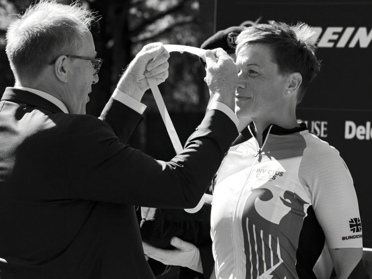 Ausstellung Spirit of Invictus Games Düsseldorf 2023 stolze deutsche Sportlerin erhält eine Medaille