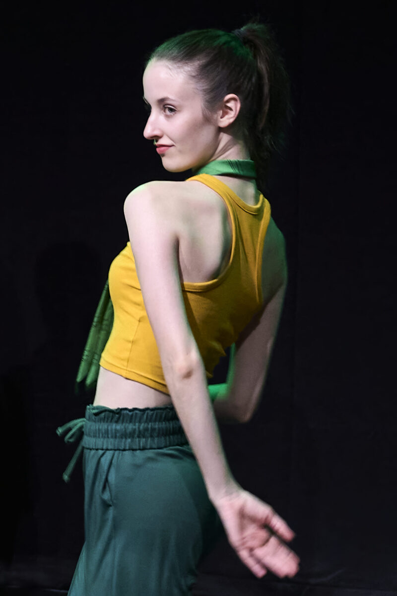 Eventfotografie Düsseldorf Ballettaufführung, sehr moderne funkige Choreographie, eine Tänzerin in modernem knalligfarbenen sportlichen Outfit