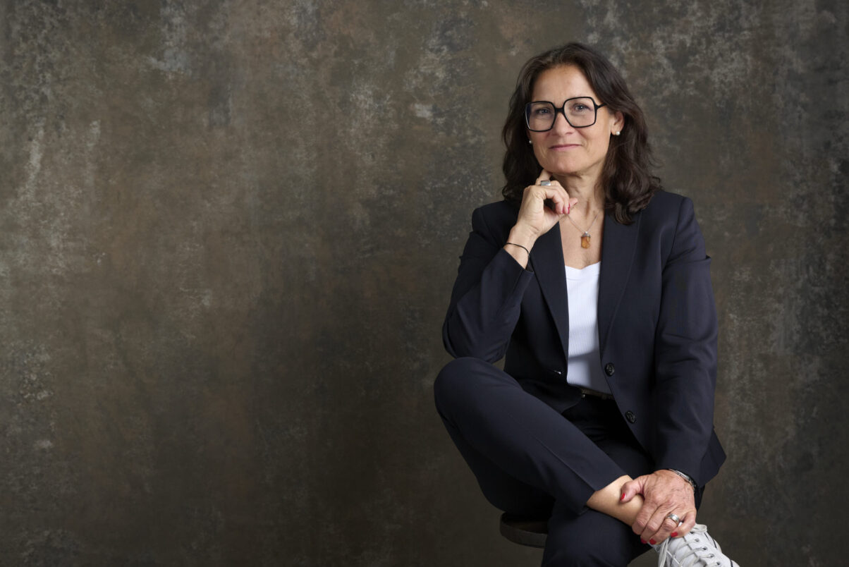 Peoplefotografie Düsseldorf, Business Porträts Düsseldorf Klassisches Business Porträt einer dunkelhaarigen Frau mit Brille