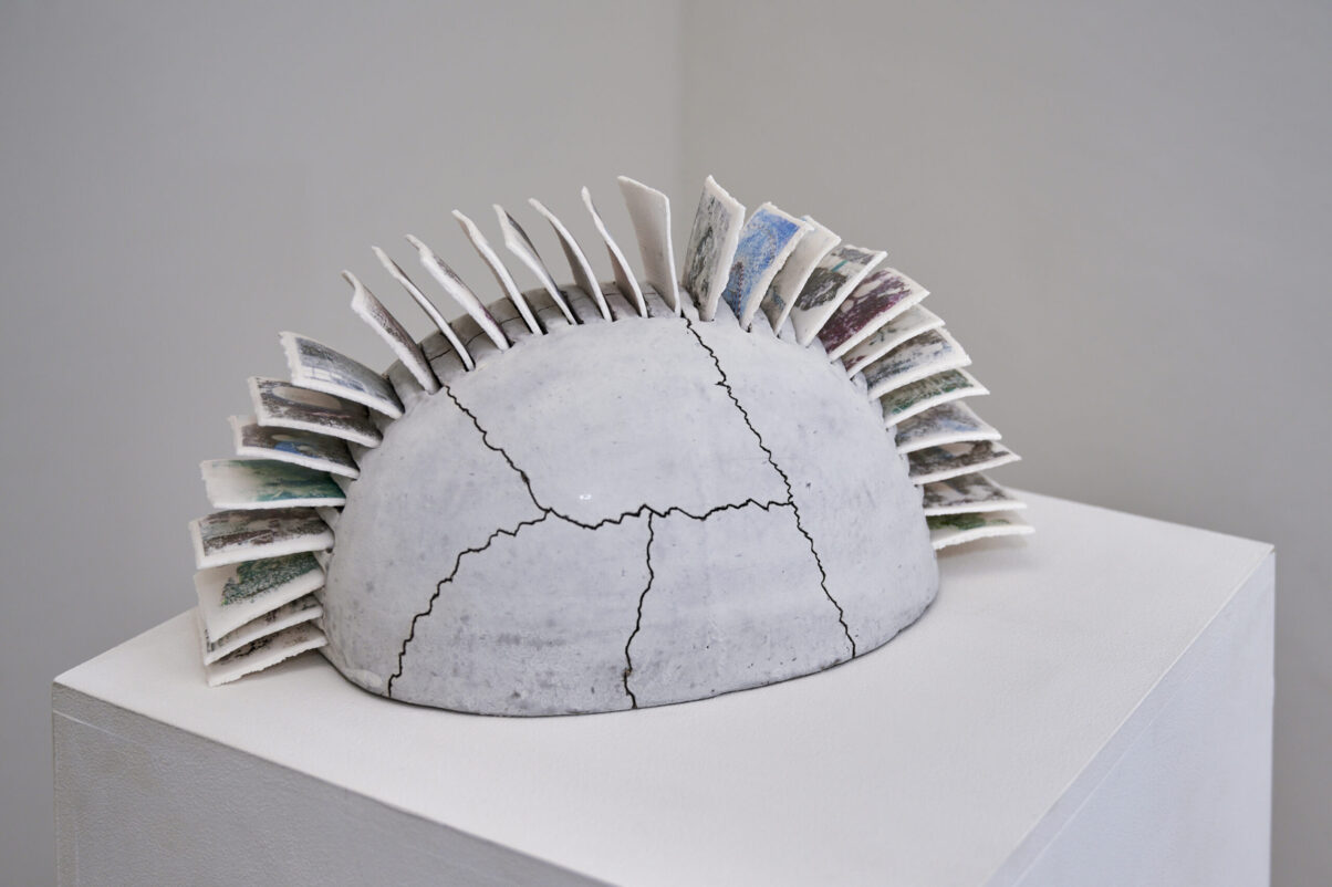 Eventfotografie Düsseldorf Ausstellung "72 Stunden - ein Zeitraum" von Corinna Bernshaus - Porzellanskulptur eines Hirns mit Dias auf weißer Säule